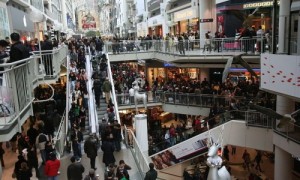 christmas-mall-shoppers-toronto